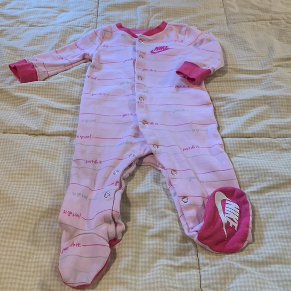 🏷️ 3 for $10 
long sleeve onesie - Picture 4 of 9